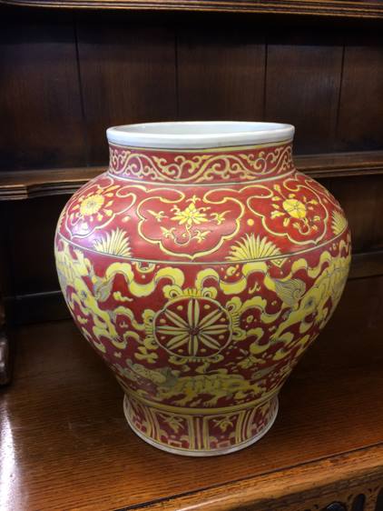 A large Oriental vase decorated with lions - Image 2 of 3