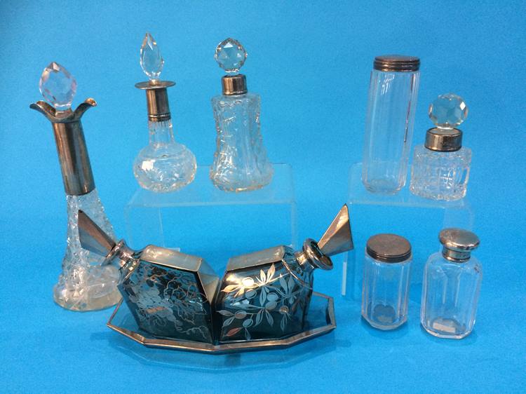 A collection of various silver rimmed and topped scent bottles etc. - Bild 2 aus 2