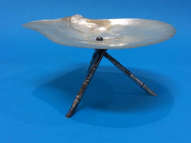 A Mother of Pearl dish mounted on silver metal simulated bamboo legs - Bild 3 aus 4