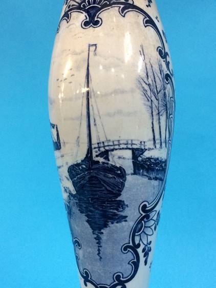 A pair of Delft vases - Image 2 of 6