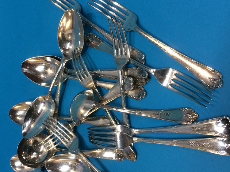 A silver canteen of cutlery comprising eight table forks; eight dessert forks, eight table spoons, - Bild 3 aus 6