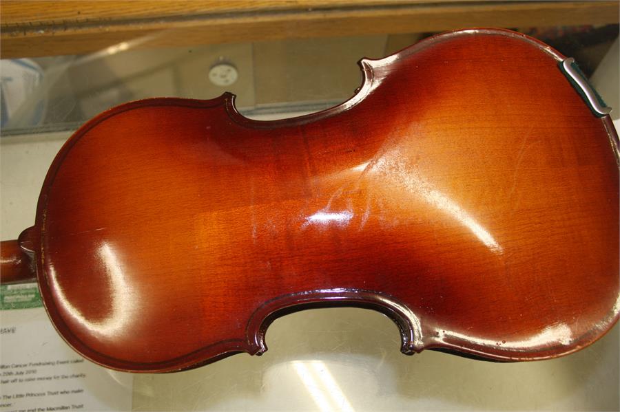 Violin and hard case - Image 4 of 5