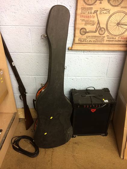 Hundo bass, case and amplifier