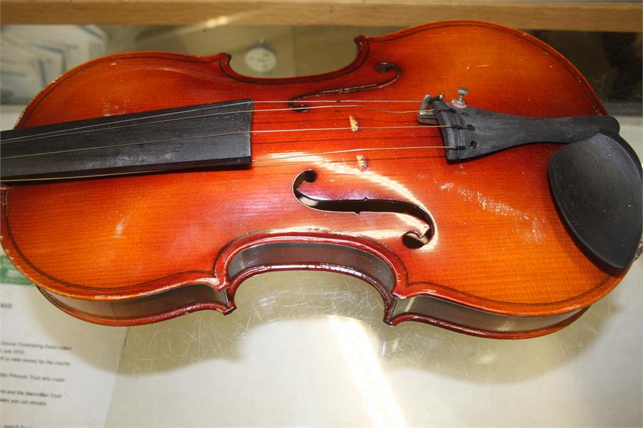 Violin and hard case - Image 3 of 5