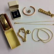 Quantity of costume jewellery