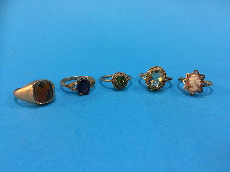 Four 9ct gold dress rings and one other, 13.8 grams