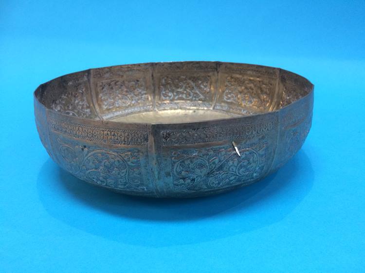 A Chinese embossed circular bowl - Image 2 of 3