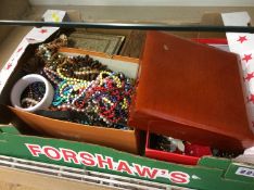 Tray of costume jewellery