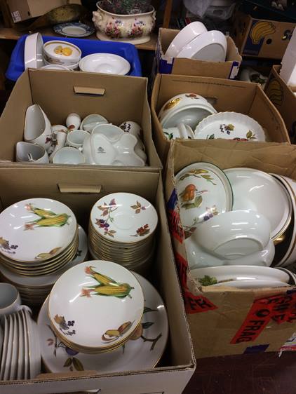 Large quantity of Royal Worcester Evesham ware