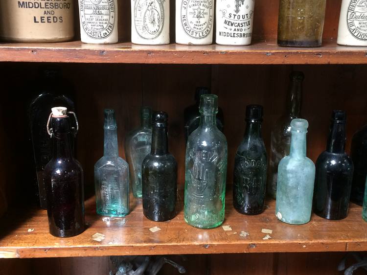 Collection of 15 various glass bottles - Image 2 of 3