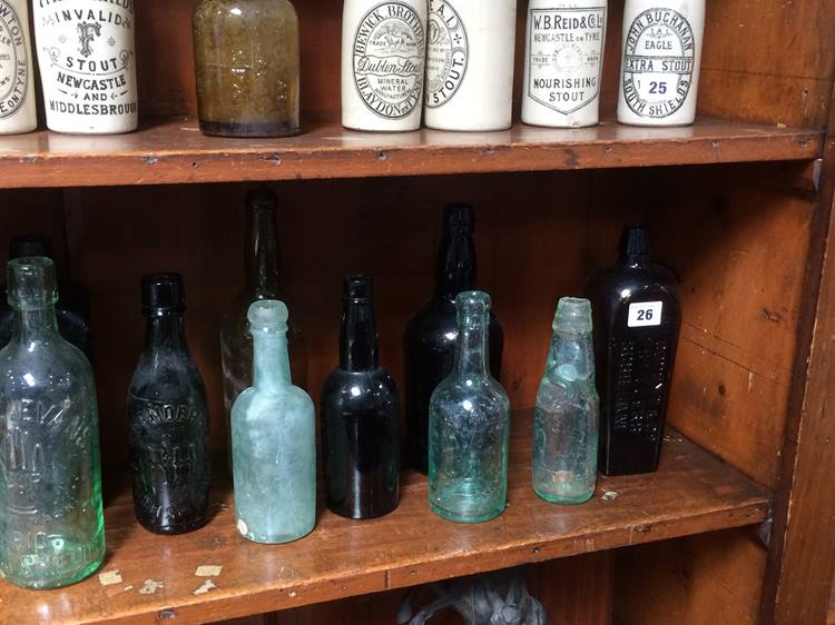 Collection of 15 various glass bottles - Image 3 of 3