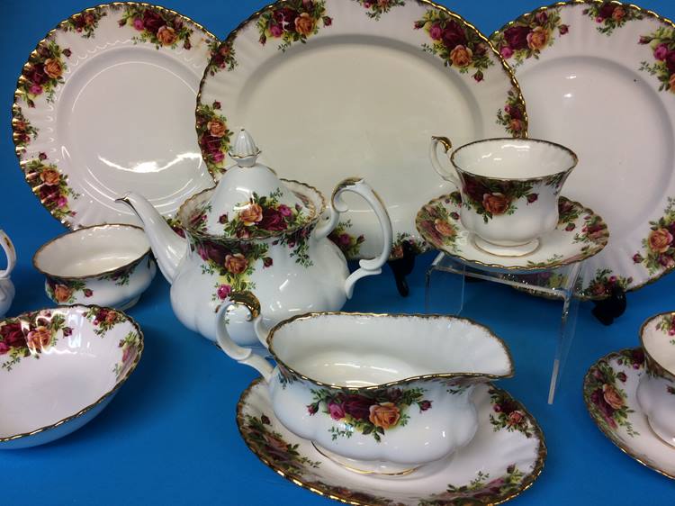 A quantity of Royal Albert Old Country Roses dinner and tea wares - Image 4 of 4