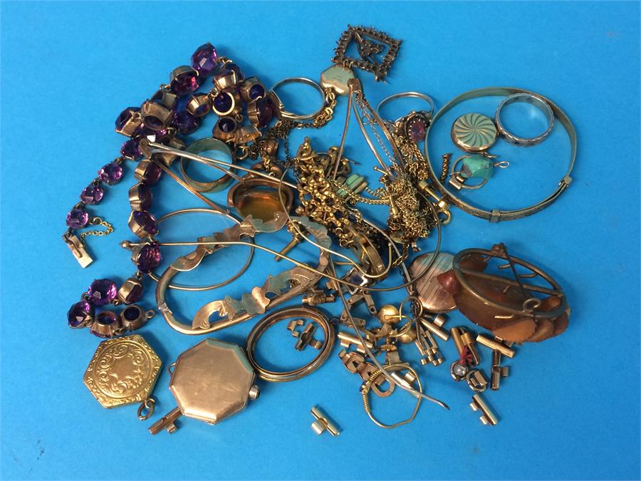 A bag of assorted jewellery