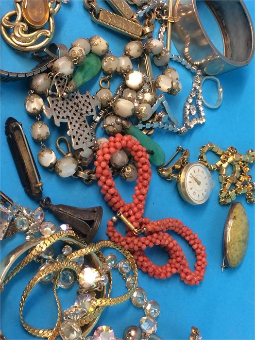 A quantity of assorted jewellery - Image 4 of 4