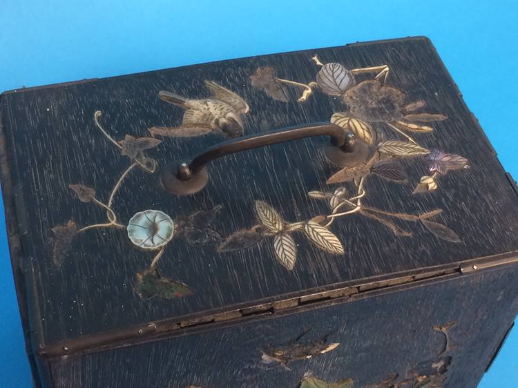 An Oriental travelling cabinet, decorated with Shibayama panels - Image 5 of 5