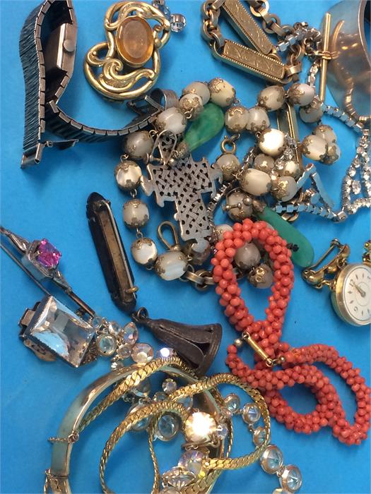 A quantity of assorted jewellery - Image 3 of 4