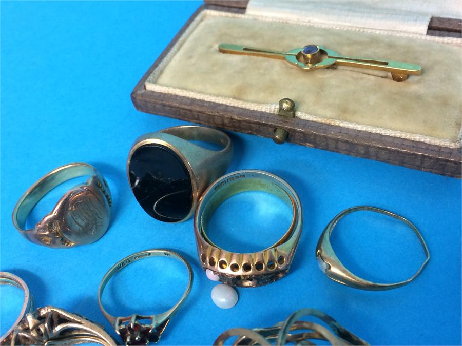 A quantity of various gold rings and a boxed yellow metal brooch - Image 3 of 3