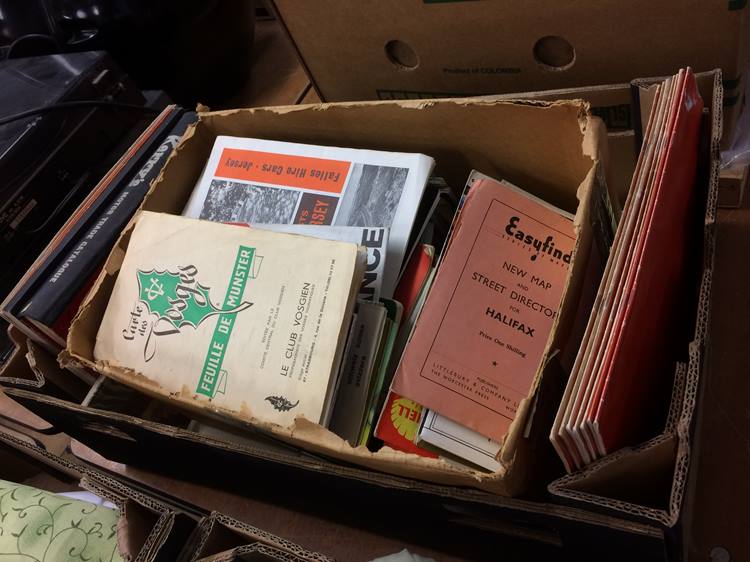 Tray of assorted ephemera