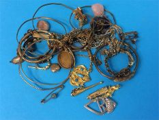 A bag of assorted jewellery