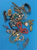 A quantity of assorted jewellery