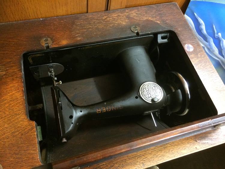 A Singer sewing machine - Image 2 of 2