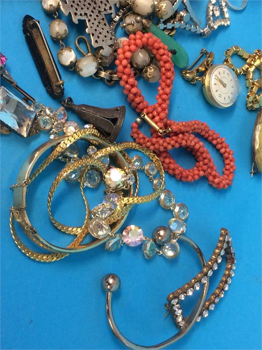 A quantity of assorted jewellery - Image 2 of 4