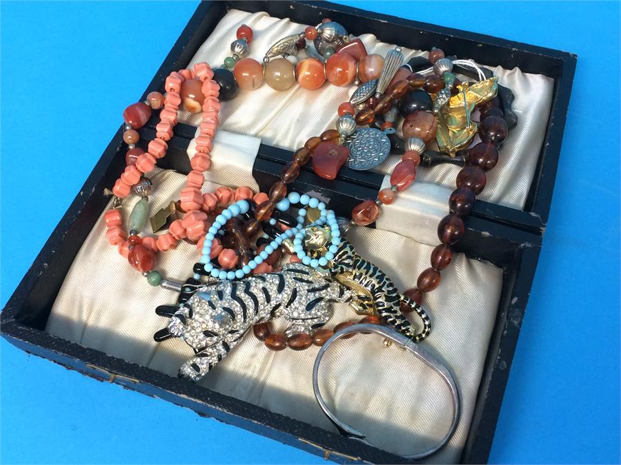 A box of necklaces, brooches etc. - Image 3 of 3