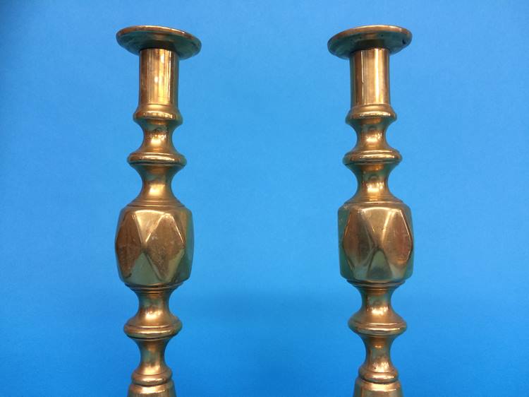 A pair of brass candlesticks - Image 3 of 3