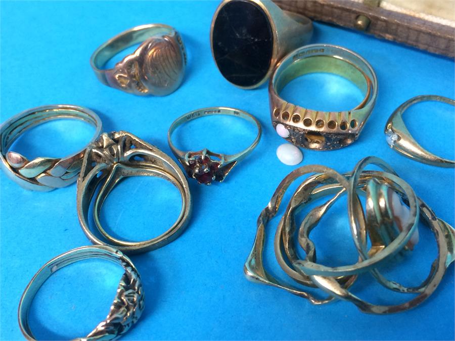A quantity of various gold rings and a boxed yellow metal brooch - Image 2 of 3