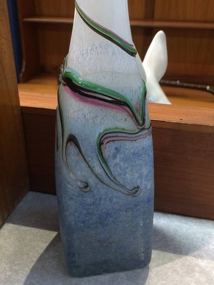 A tall slender glass vase - Image 2 of 2