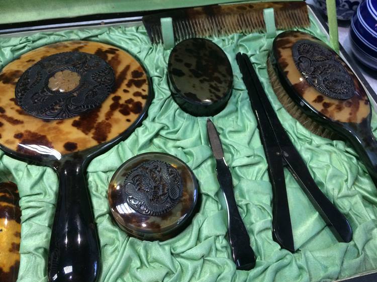 A faux tortoishell Oriental design dressing table set (boxed) - Image 4 of 4