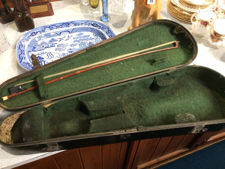 A violin coffin case and a violin bow - Image 2 of 6