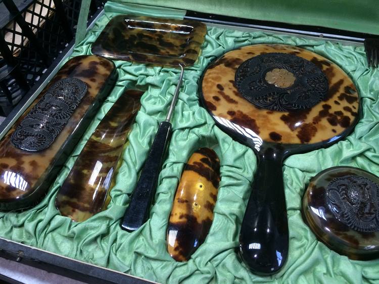 A faux tortoishell Oriental design dressing table set (boxed) - Image 3 of 4