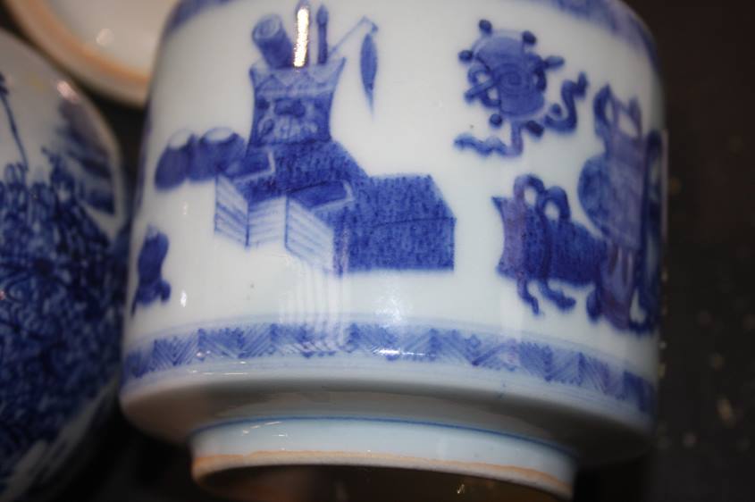 A Chinese blue and white circular jar and cover, 12cm high and a small blue and white vase, 11.5cm - Image 4 of 7