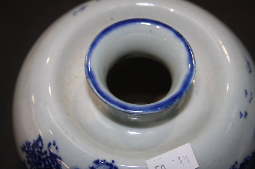 A Chinese blue and white circular jar and cover, 12cm high and a small blue and white vase, 11.5cm - Image 7 of 7