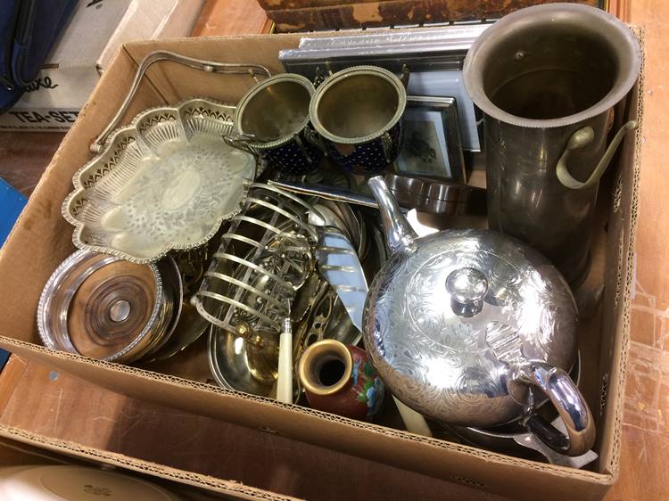 Tray of assorted metal ware