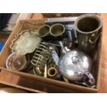 Tray of assorted metal ware