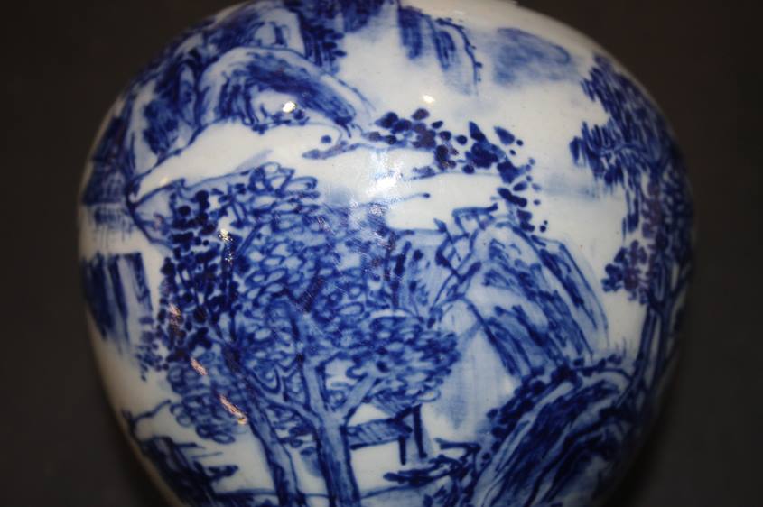 A Chinese blue and white circular jar and cover, 12cm high and a small blue and white vase, 11.5cm - Image 6 of 7