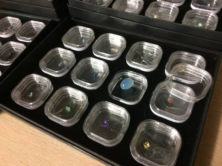 Seven boxes of semi precious gem stones, to include Topaz, Tourmaline, Amethyst, Aquamarine, - Image 2 of 6