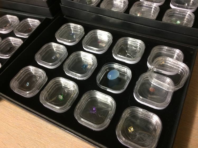 Seven boxes of semi precious gem stones, to include Topaz, Tourmaline, Amethyst, Aquamarine, - Image 5 of 6