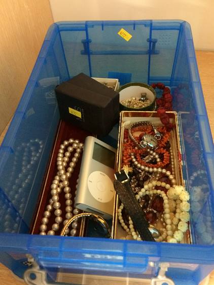 Quantity of costume jewellery