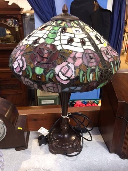 Desk lamp with Tiffany style shade