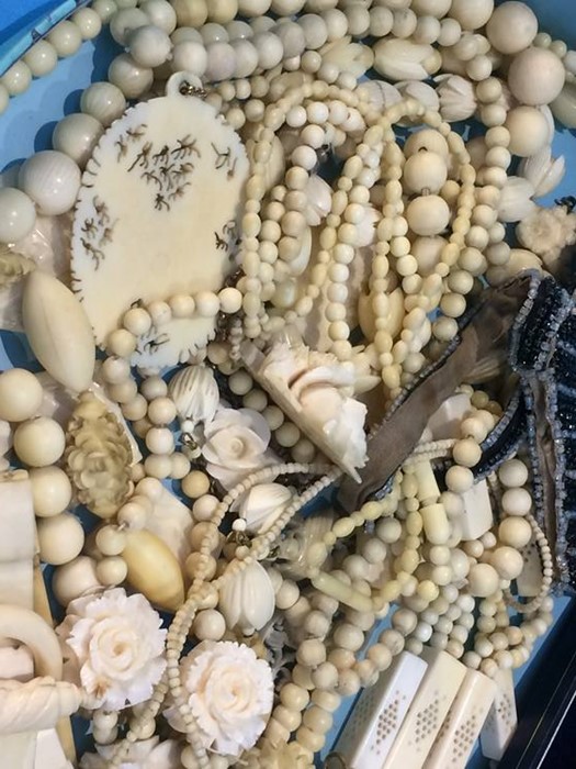 A collection of assorted ivory jewellery on one tray - Image 3 of 8