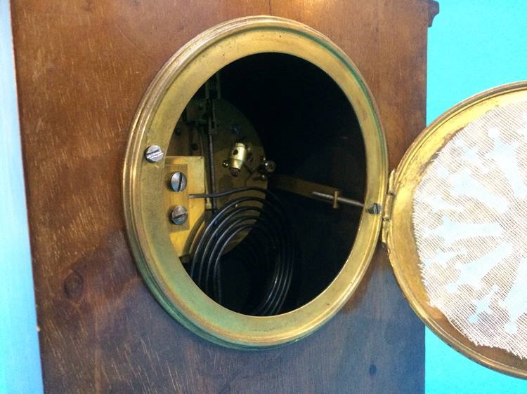 An Edwardian mahogany mantel clock with enamelled dial, 8 day movement and strike action. 29 cm - Image 3 of 6