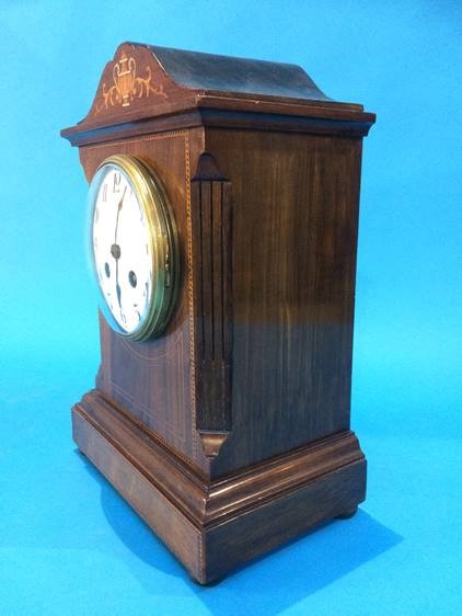 An Edwardian mahogany mantel clock with enamelled dial, 8 day movement and strike action. 29 cm - Image 2 of 6