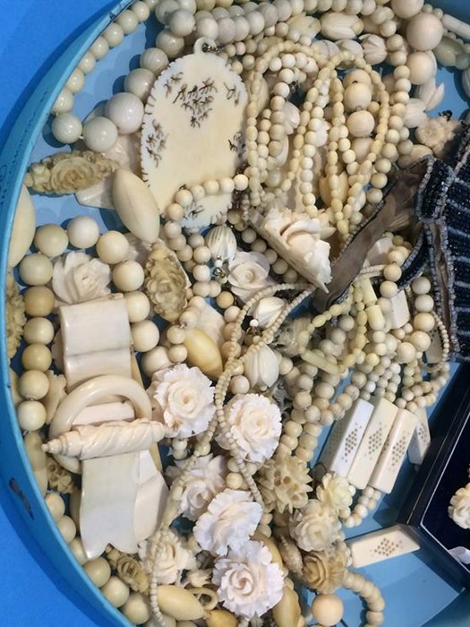 A collection of assorted ivory jewellery on one tray - Image 2 of 8