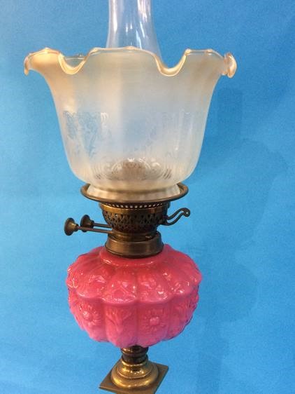 A Victorian oil lamp with pink reservoir and frosted shade 'Youngs'. 84 cm high - Image 7 of 8