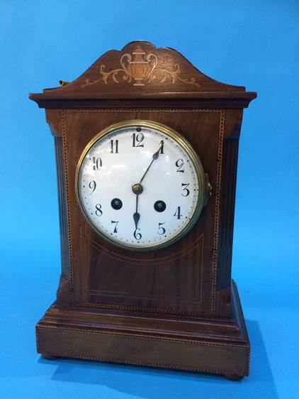 An Edwardian mahogany mantel clock with enamelled dial, 8 day movement and strike action. 29 cm - Image 4 of 6