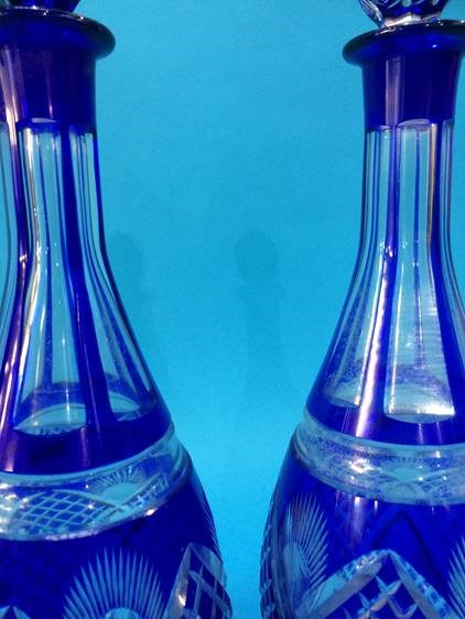 A pair of blue and clear glass flashed hobnail cut decanters - Image 3 of 3