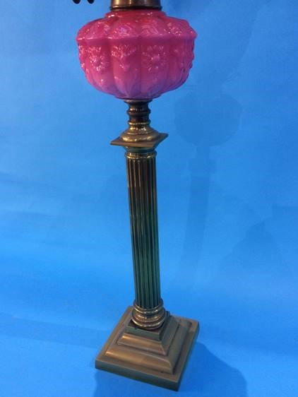 A Victorian oil lamp with pink reservoir and frosted shade 'Youngs'. 84 cm high - Image 4 of 8